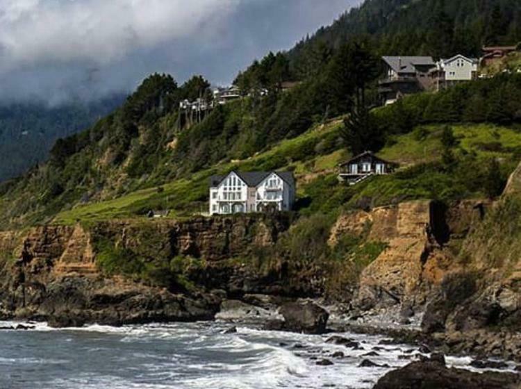Люкс Вид на Море, The Castle Inn Of The Lost Coast