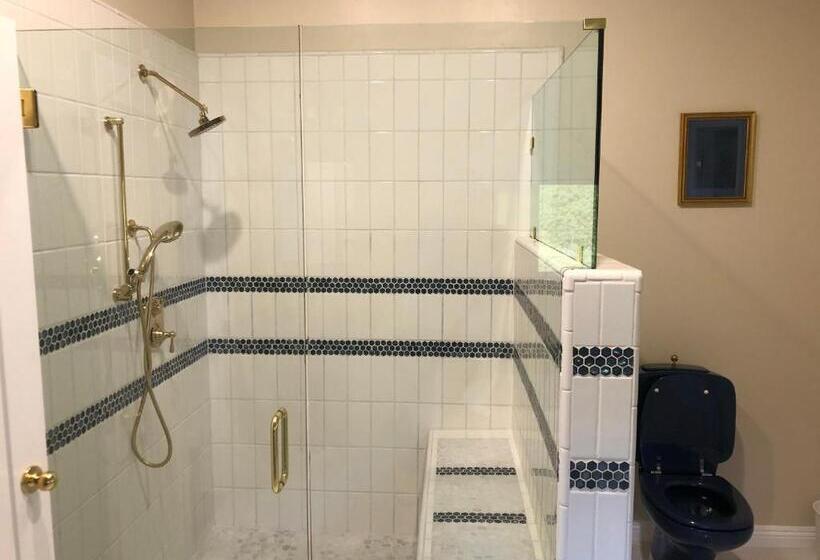 オーシャンビューファミリールーム, The Castle Inn Of The Lost Coast