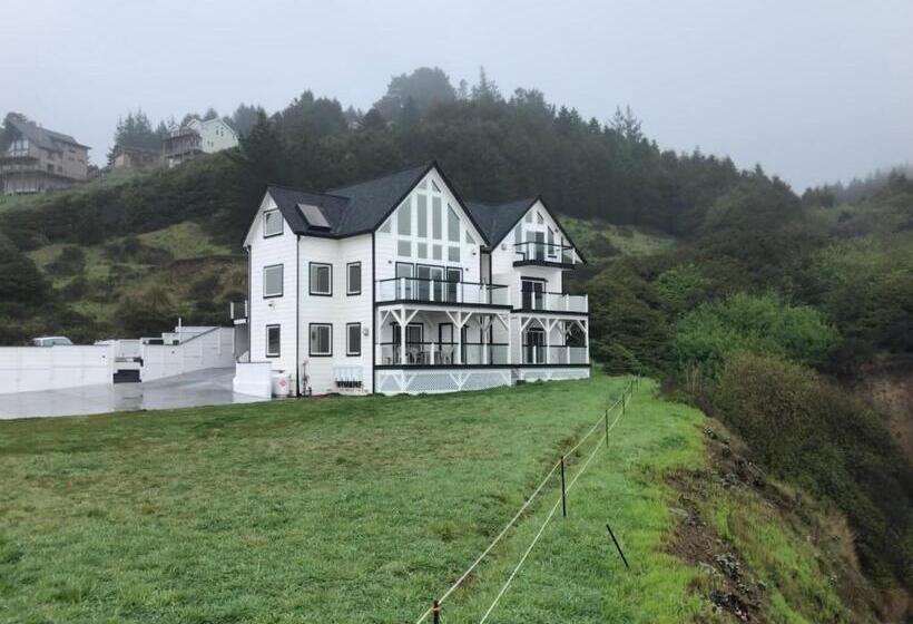 Семейный Номер Вид на Море, The Castle Inn Of The Lost Coast