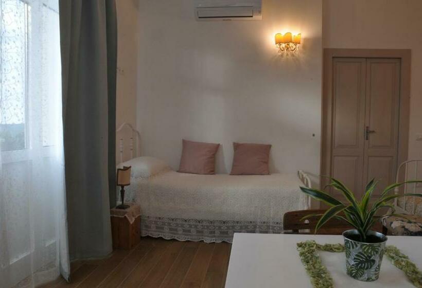 豪华三人间, B&b L Officina Dei Sogni