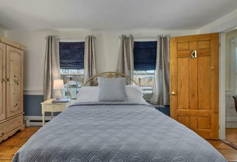 带2个双人床的标准工作室, Youngtown Inn