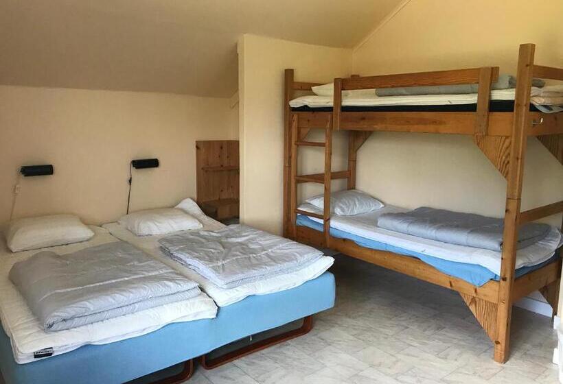 חדר סטנדרטי לארבעה עם חדר אמבטיה משותף, Fegens Vandrarhem