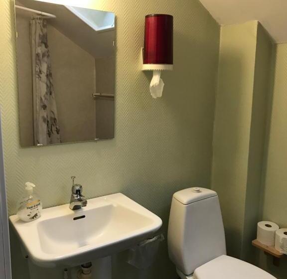 חדר סטנדרטי לארבעה עם חדר אמבטיה משותף, Fegens Vandrarhem