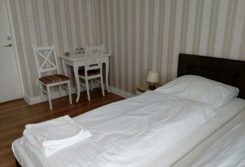 חדר סטנדרט לשלושה עם חדר אמבטיה משוף, Liahof