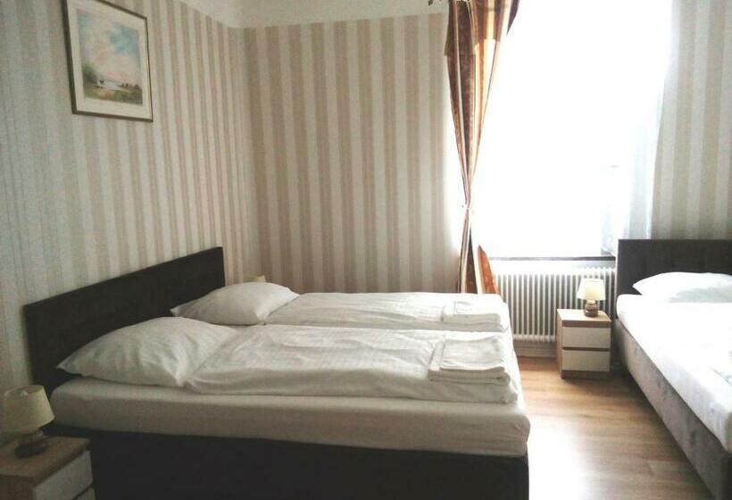 חדר סטנדרט לשלושה עם חדר אמבטיה משוף, Liahof