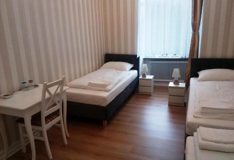 חדר סטנדרט לשלושה עם חדר אמבטיה משוף, Liahof