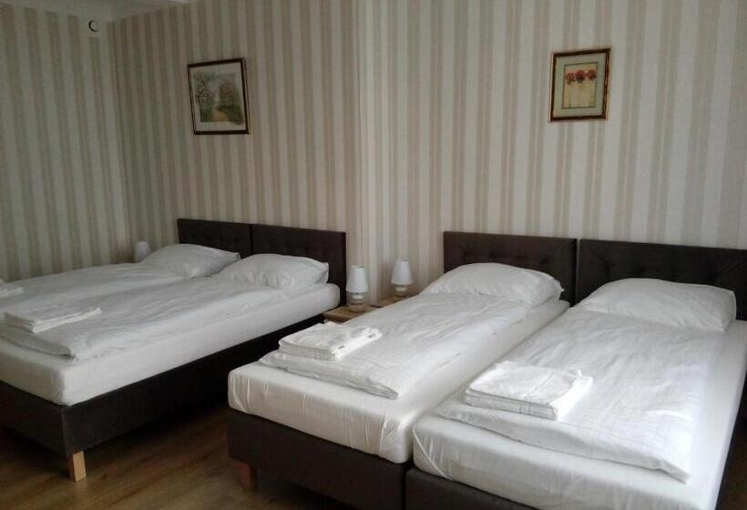 חדר סטנדרטי לארבעה עם חדר אמבטיה משותף, Liahof