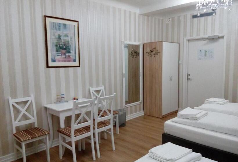 חדר סטנדרטי לארבעה עם חדר אמבטיה משותף, Liahof