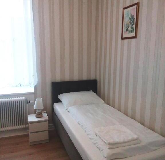 חדר סטנדרט לשלושה עם חדר אמבטיה משוף, Liahof