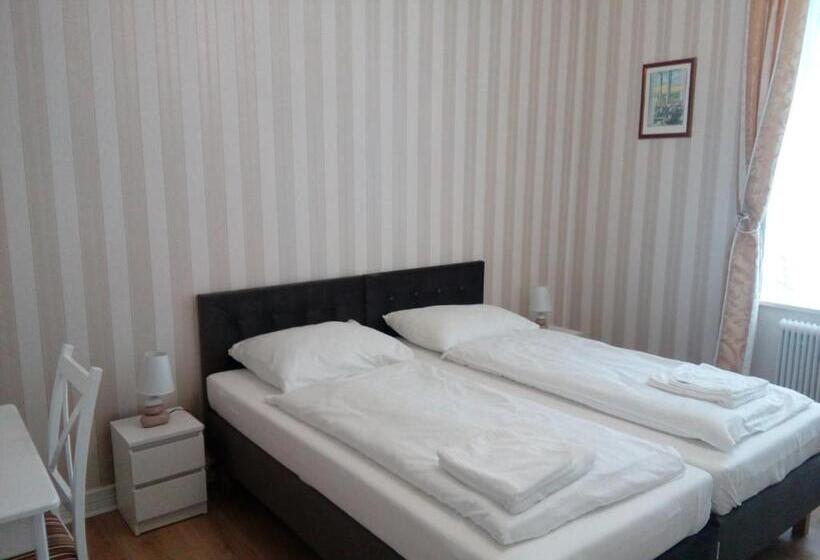 חדר סטנדרט לשלושה עם חדר אמבטיה משוף, Liahof