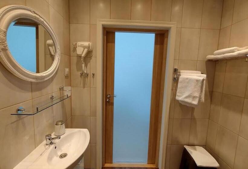 חדר קומפורט לשלושה, Liahof