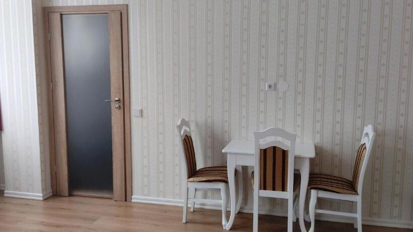 חדר קומפורט לשלושה, Liahof