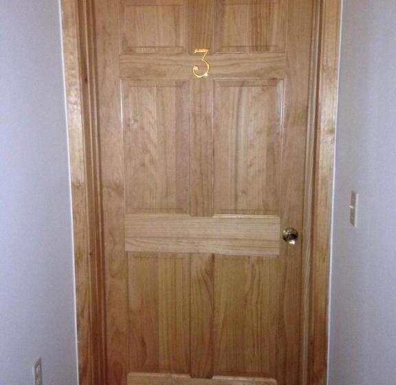 Люкс, Rough Cut Lodge