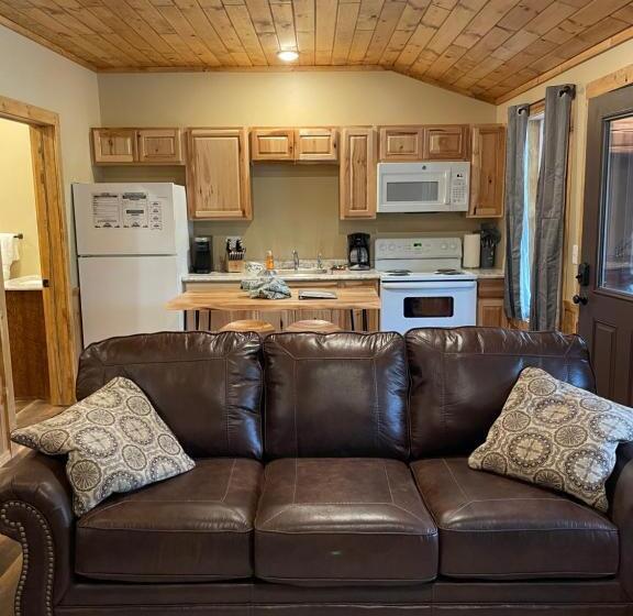 Студия Deluxe, Rough Cut Lodge