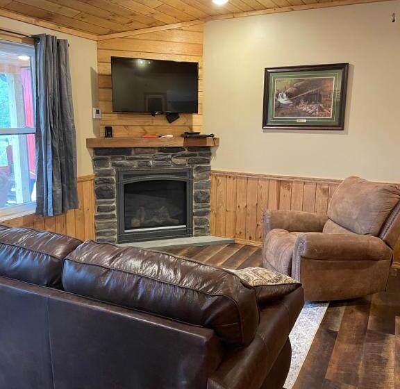 Студия Deluxe, Rough Cut Lodge