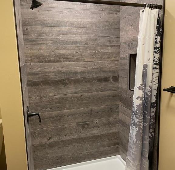 Студия Deluxe, Rough Cut Lodge