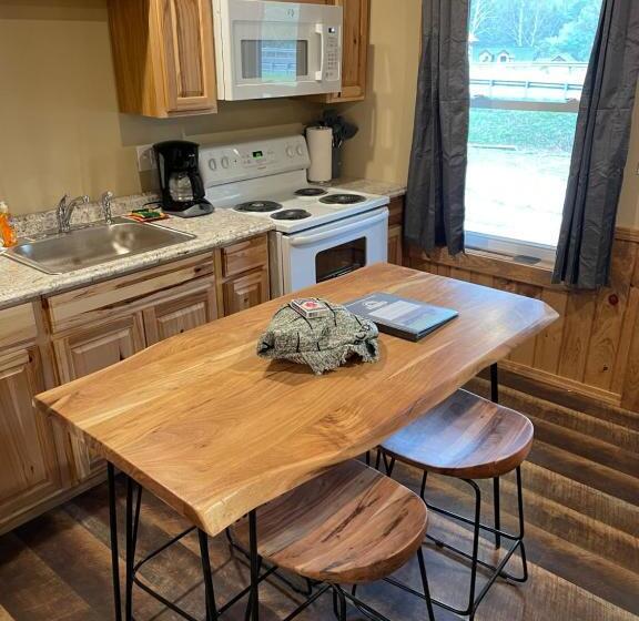 Студия Deluxe, Rough Cut Lodge