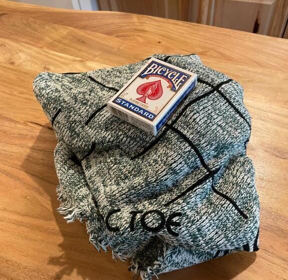 Студия Deluxe, Rough Cut Lodge