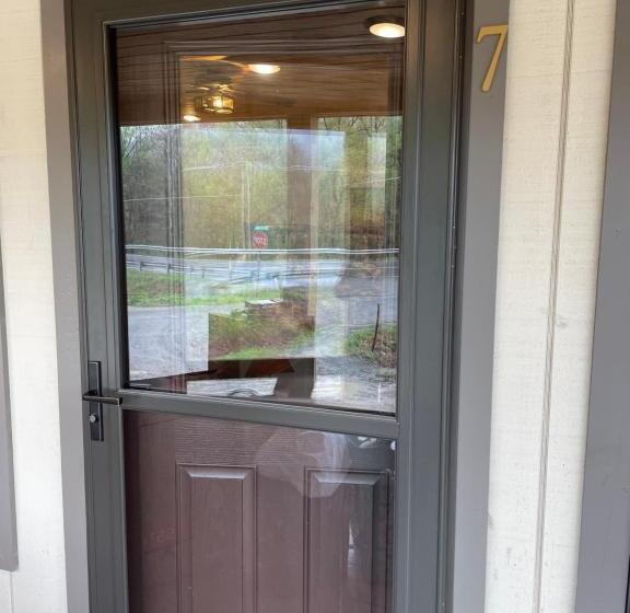 Студия Deluxe, Rough Cut Lodge