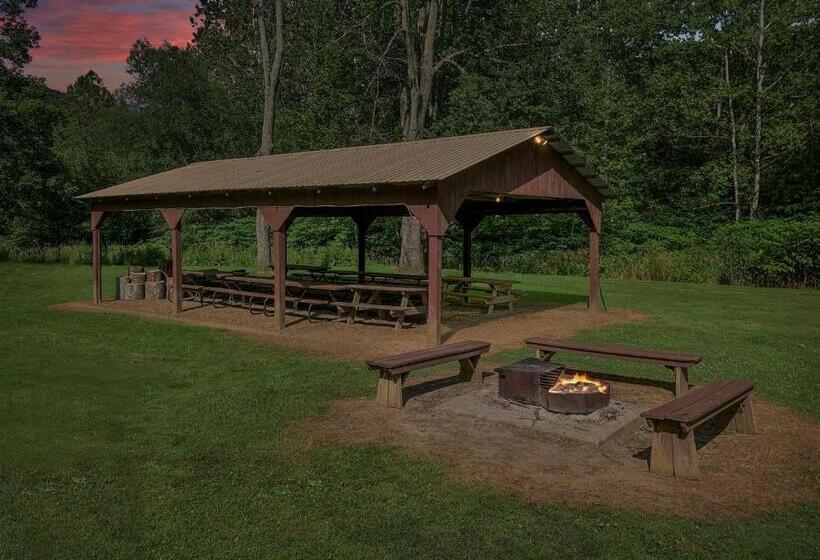 Хижина, Rough Cut Lodge