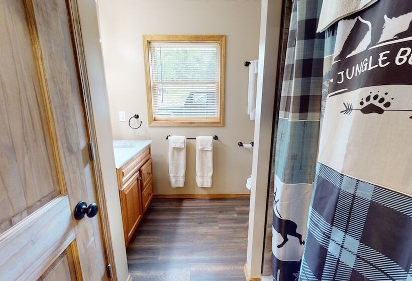 Хижина, Rough Cut Lodge