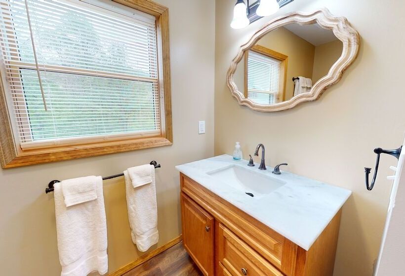 Хижина, Rough Cut Lodge