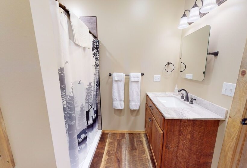 Студия Deluxe, Rough Cut Lodge