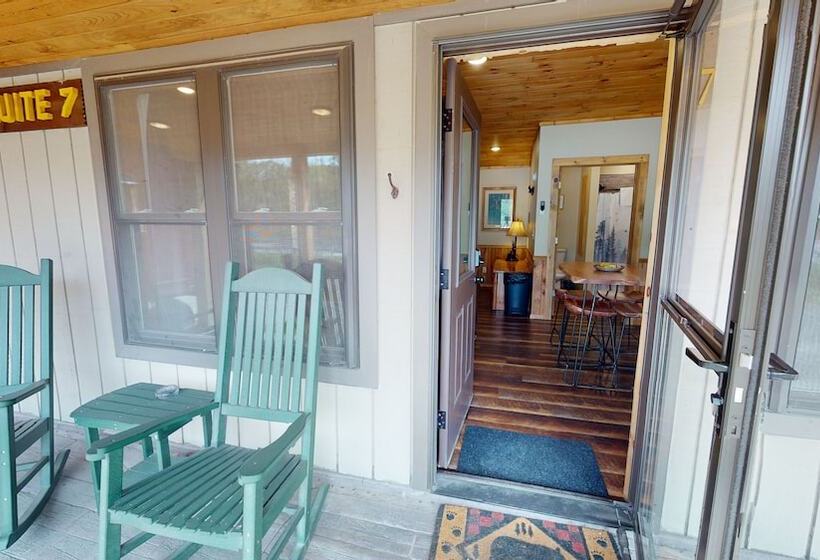 Студия Deluxe, Rough Cut Lodge