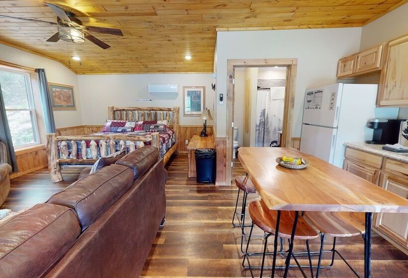 Студия Deluxe, Rough Cut Lodge