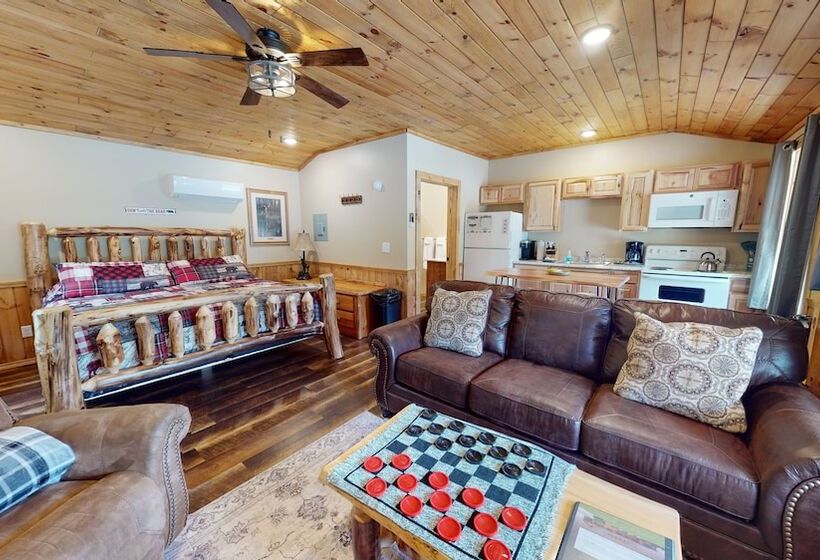 Студия Deluxe, Rough Cut Lodge