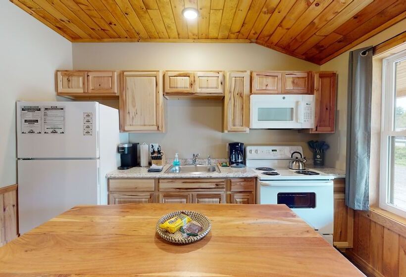 Студия Deluxe, Rough Cut Lodge