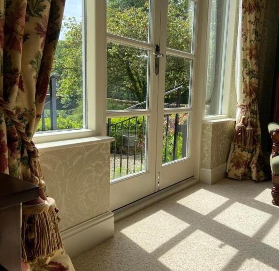 جناح ديلوكس, The Lagg