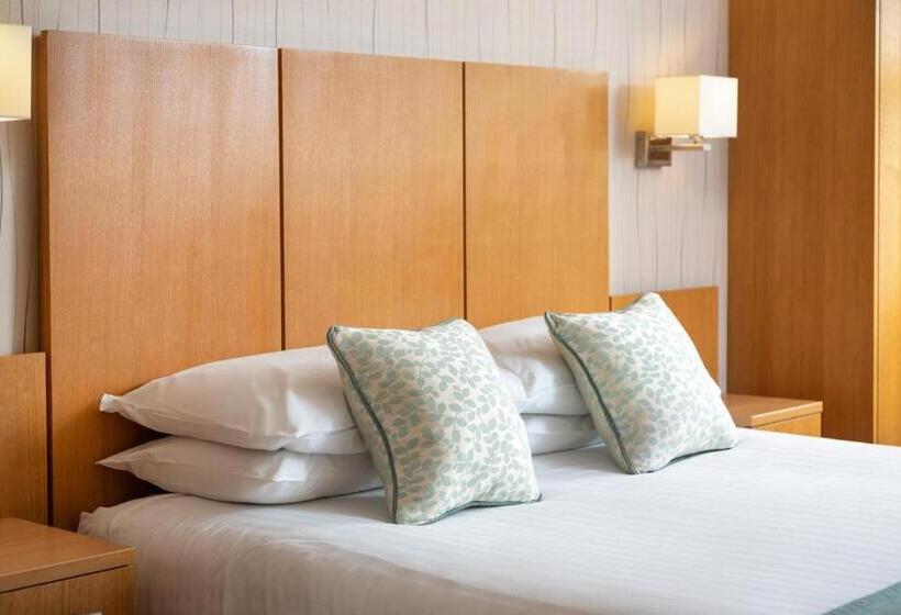 ファミリールーム, The Lodge In The Vale