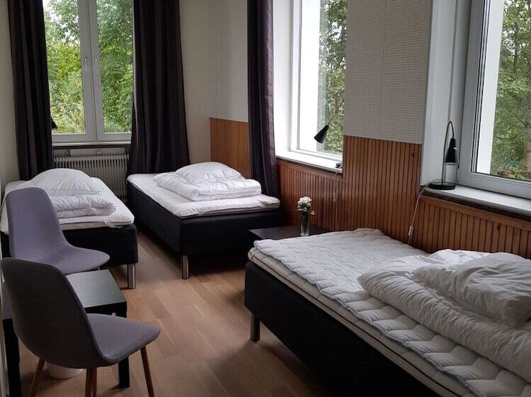 חדר סטנדרטי לארבעה עם חדר אמבטיה משותף, Alkoven Logi