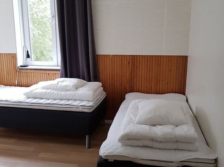 חדר סטנדרטי לארבעה עם חדר אמבטיה משותף, Alkoven Logi