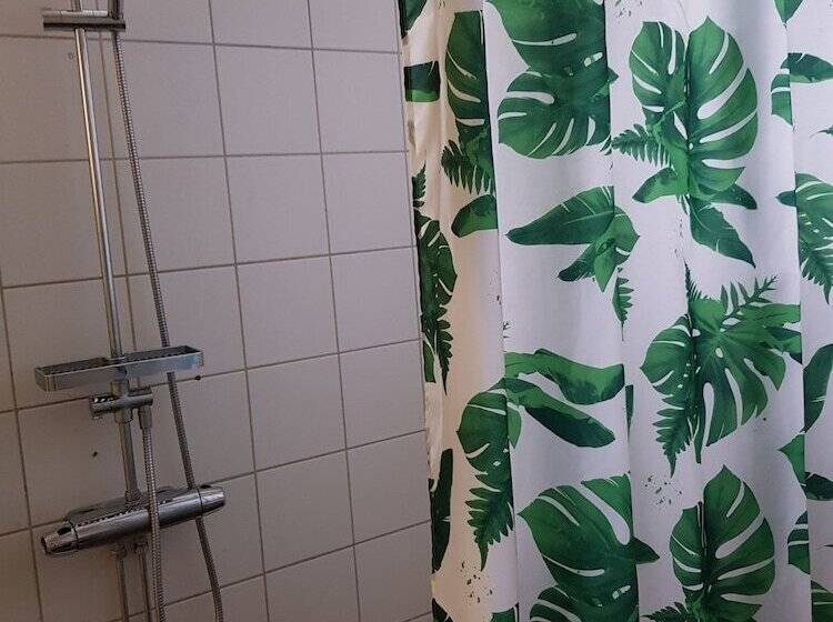 חדר סטנדרטי לארבעה עם חדר אמבטיה משותף, Alkoven Logi