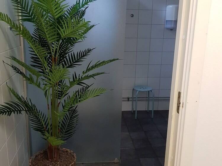 חדר סטנדרטי לארבעה עם חדר אמבטיה משותף, Alkoven Logi