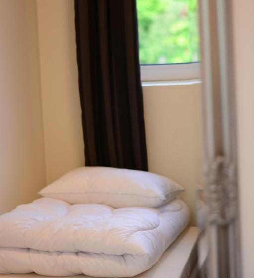 חדר סטנדרטי לארבעה עם חדר אמבטיה משותף, Alkoven Logi