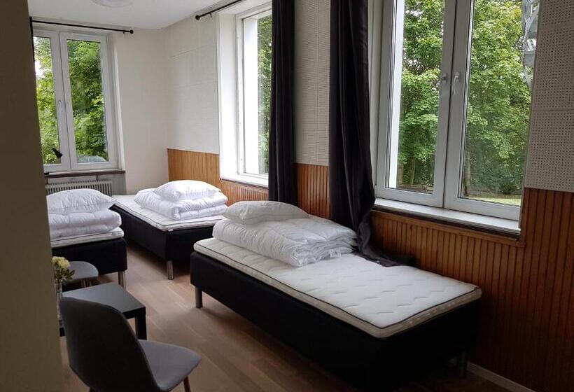 חדר סטנדרטי לארבעה עם חדר אמבטיה משותף, Alkoven Logi