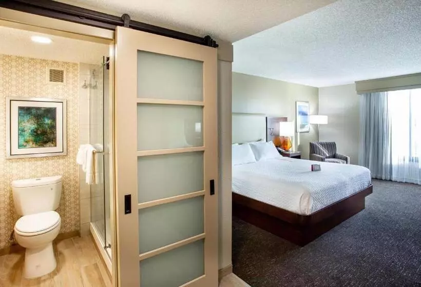 اتاق استاندارد با تخت بزرگ برای معلولان, Doubletree By Hilton Fort Myers At Bell Tower Shops