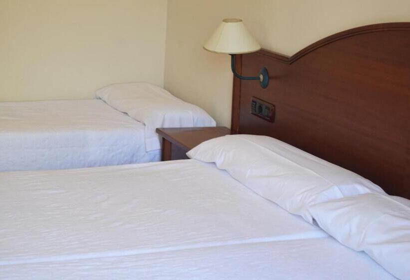 חדר סטנדרט לשלושה, Reyes Ziries