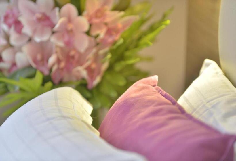 اتاق استاندارد چهار تخته, Unic Renoir Saint Germain