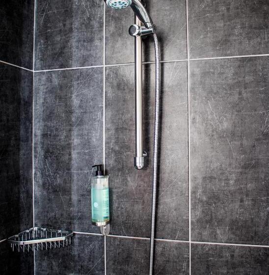 חדר משפחתי, The Rostrevor Inn