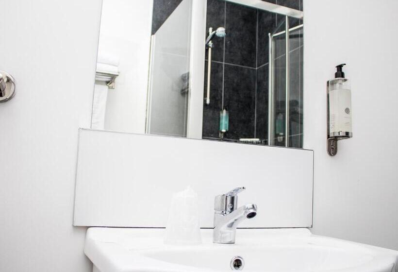 חדר משפחתי, The Rostrevor Inn