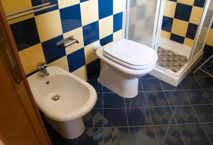 חדר לארבעה סטנדרטי עם נוף לגינה, B&b Neptunia Fronte Mare