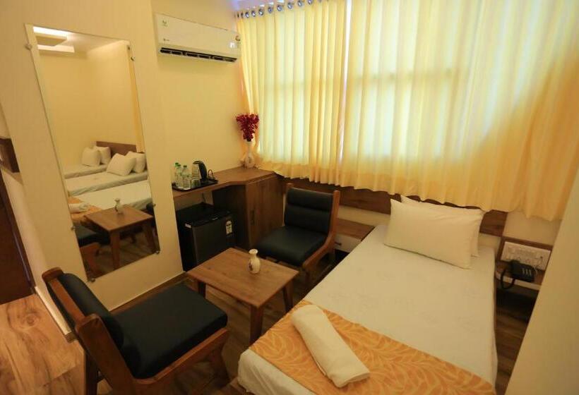 标准三人间, The Grand Raveta