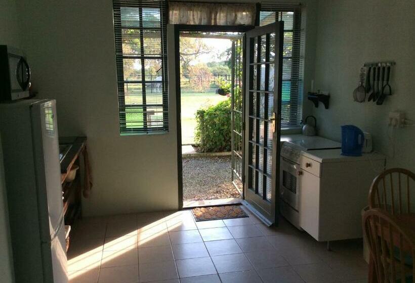 스탠다드 룸 킹사이즈 침대, Kingston Farm