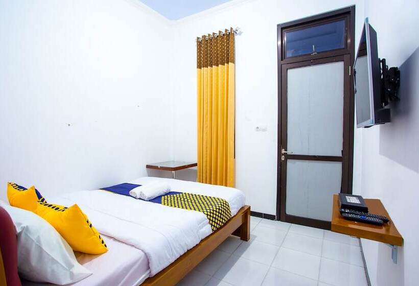 Номер Deluxe, Reddoorz Near Alun Alun Wonosobo 2