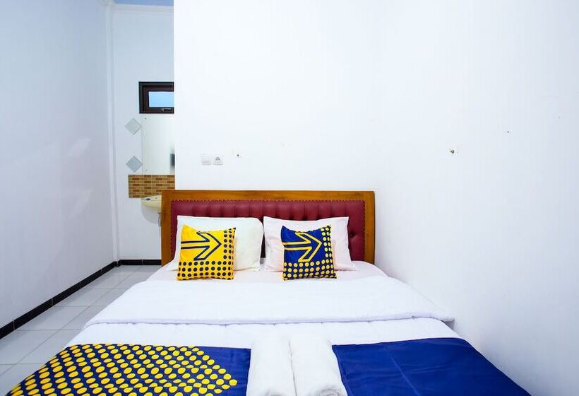 Номер Deluxe, Reddoorz Near Alun Alun Wonosobo 2