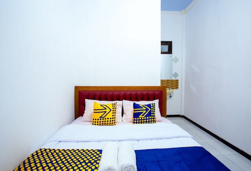 Номер Deluxe, Reddoorz Near Alun Alun Wonosobo 2